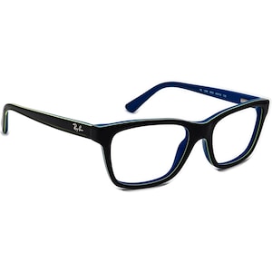 Puede incluir: Gafas rectangulares negras con detalles azules y verdes. El nombre de la marca "Ray-Ban" es visible en la patilla izquierda.