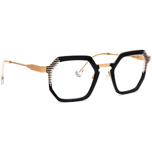 Puede incluir: Gafas negras y doradas con montura geométrica octogonal. Las monturas tienen un exterior negro con varillas y detalles dorados. Las lentes son transparentes. El diseño incluye detalles a rayas en los bordes exteriores de las monturas.