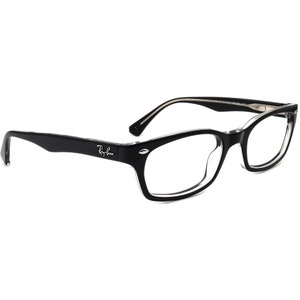 Puede incluir: Gafas rectangulares negras con lentes transparentes y el logotipo de Ray-Ban en el lateral.