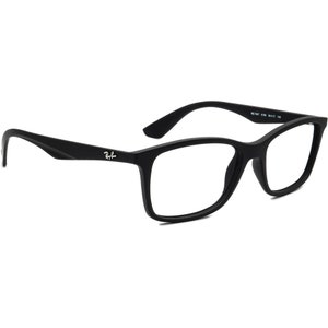 Puede incluir: Gafas rectangulares de montura negra con lentes transparentes. El logotipo de Ray-Ban es visible en la patilla izquierda.