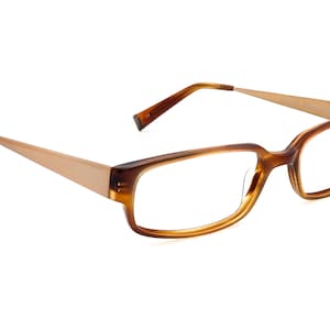 Puede incluir: Gafas rectangulares marrones y beige con lentes transparentes.