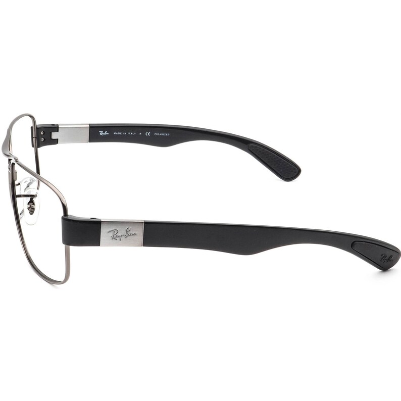 Puede incluir: Gafas de metal con montura plateada y patillas de pl&aacute;stico negro. Las patillas est&aacute;n etiquetadas con "Ray-Ban" y tienen un agarre de goma texturizado. Las gafas est&aacute;n hechas en Italia.