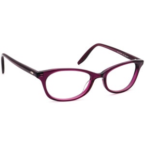 Könnte beinhalten: Lilafarbene Cat-Eye-Brille mit klaren Gläsern. Die Brille hat einen dünnen, schwarzen Rahmen und der Text "MCMXXXVI RD KELLEY" ist auf dem rechten Bügel aufgedruckt.