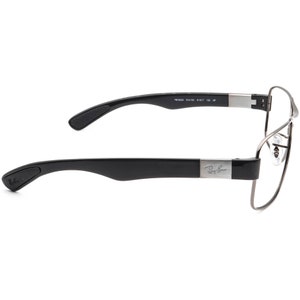 Puede incluir: Gafas Ray-Ban negras y plateadas con montura de pl&aacute;stico negro y patillas de metal. Las patillas est&aacute;n grabadas con el logotipo de Ray-Ban.