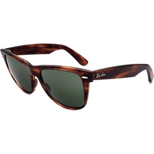 Może przedstawiać: Okulary przeciwsłoneczne Ray-Ban Wayfarer w brązowym kolorze imitującym pancerzyk ż&oacute;łwia z zielonymi szkłami.