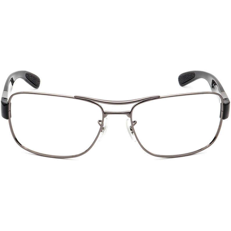 Puede incluir: Un par de gafas de metal plateado con patillas de pl&aacute;stico negro. Las gafas tienen una forma rectangular con un puente doble.