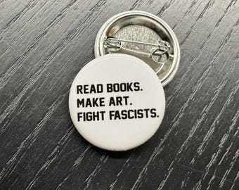 Lee libros. Crea arte. Lucha contra los fascistas. - botón de moda