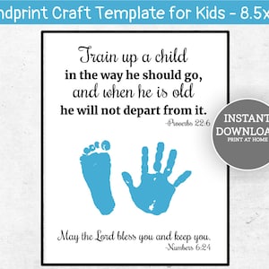Könnte beinhalten: Druckbare Bastelvorlage für Kinder mit einem blauen Handabdruck und Fußabdruck mit dem Bibelvers "Erziehe den Knaben in der Weise, die er gehen soll, so wird er auch im Alter nicht davon abweichen." - Sprichwörter 22,6 und "Der Herr segne dich und behüte dich." - 4. Mose 6,24
