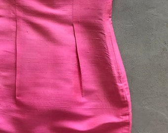 Original Vintage 80s Raw silk mini sheath dress in pretty bubble-gum pink. Sleeveless with scooped neck.