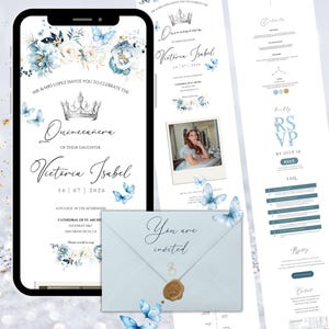 Może przedstawiać: Zestaw zaproszeń na Quinceañera, w tym smartfon wyświetlający projekt zaproszenia, koperta z pieczęcią woskową i pasujące karty. Projekt zawiera kwiatowe i motylkowe akcenty w odcieniach niebieskiego i białego, z tekstem "You are invited."