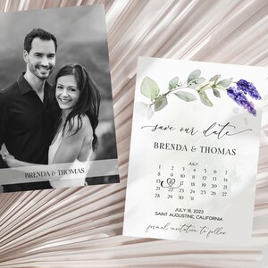 Op de afbeelding: Save the date-kaart met een aquarelbloemendesign en een kalender met de datum 18 juli 2023 gemarkeerd. De tekst luidt "Save our date, Brenda & Thomas, 18 juli 2023, Saint Augustine, Californië, formele uitnodiging volgt."