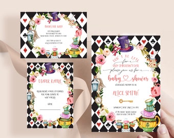 Può includere: Invito a un baby shower a tema Alice nel Paese delle Meraviglie con uno sfondo a scacchi bianco e nero, fiori rosa e bianchi, un cappello del Cappellaio Matto, una tazza da tè, una teiera e un coniglio bianco. Il testo recita "Non essere in ritardo per un appuntamento molto importante, unisciti a noi per un baby shower, in onore della futura mamma Alice Smith, sabato 1 giugno, 18:00, 2525 Sherry Street, Cherry Hill, RSVP a (nome) 555-555-5555".