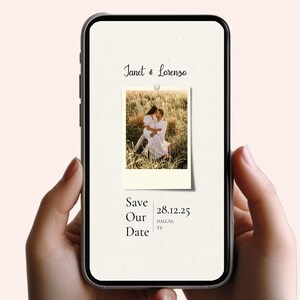 Könnte beinhalten: Ein Smartphone-Bildschirm zeigt eine Save-the-Date-Ankündigung für Janet & Lorenzo. Die Ankündigung zeigt ein Foto des Paares auf einem Feld, das Datum 28.12.25 und den Ort Dallas, TX.