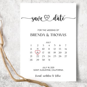 Op de afbeelding: Save the date-kaart met een kalender met een rood hart op 16 juli. De kaart vermeldt "Save the Date" voor de bruiloft van Brenda & Thomas, 16 juli 2021, Saint Augustine, Californië. Formele uitnodiging volgt.