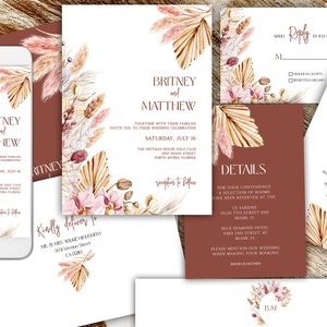 K&ouml;nnte beinhalten: Eine Sammlung von Hochzeitspapeterie mit einem b&ouml;hmischen Blumendesign. Das Set umfasst Einladungen, Antwortkarten, Detailkarten und eine Empfangskarte. Die Farbpalette ist eine Mischung aus Braun, Wei&szlig; und Rosa.