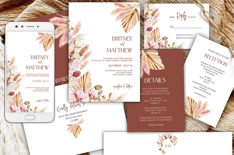 K&ouml;nnte beinhalten: Eine Sammlung von Hochzeitspapeterie mit einem b&ouml;hmischen Blumendesign. Das Set umfasst Einladungen, Antwortkarten, Detailkarten und eine Empfangskarte. Die Farbpalette ist eine Mischung aus Braun, Wei&szlig; und Rosa.