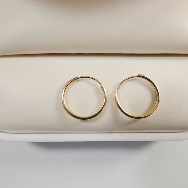 Aros ligeros de aro pequeño infinito de 12 mm en oro amarillo macizo de 14 quilates.