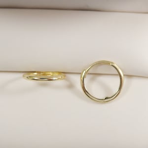 Véritables petites créoles simples de 12 mm en or jaune massif 10 carats
