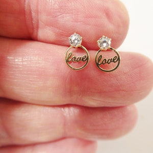 Delicados pendientes con letras de amor escritas en oro amarillo macizo de 10 quilates