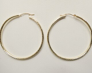 Orecchini A Cerchio In Oro Giallo 14K - Tondi Con Finitura Opaca E Strutturata - Diametro 30 Mm - Chiusura A Scatto