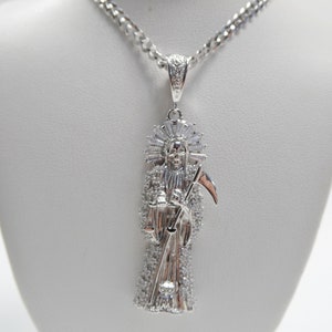 Cadena plana de 22 pulgadas y dije grande de Santa Muerte en plata de ley 925 auténtica.