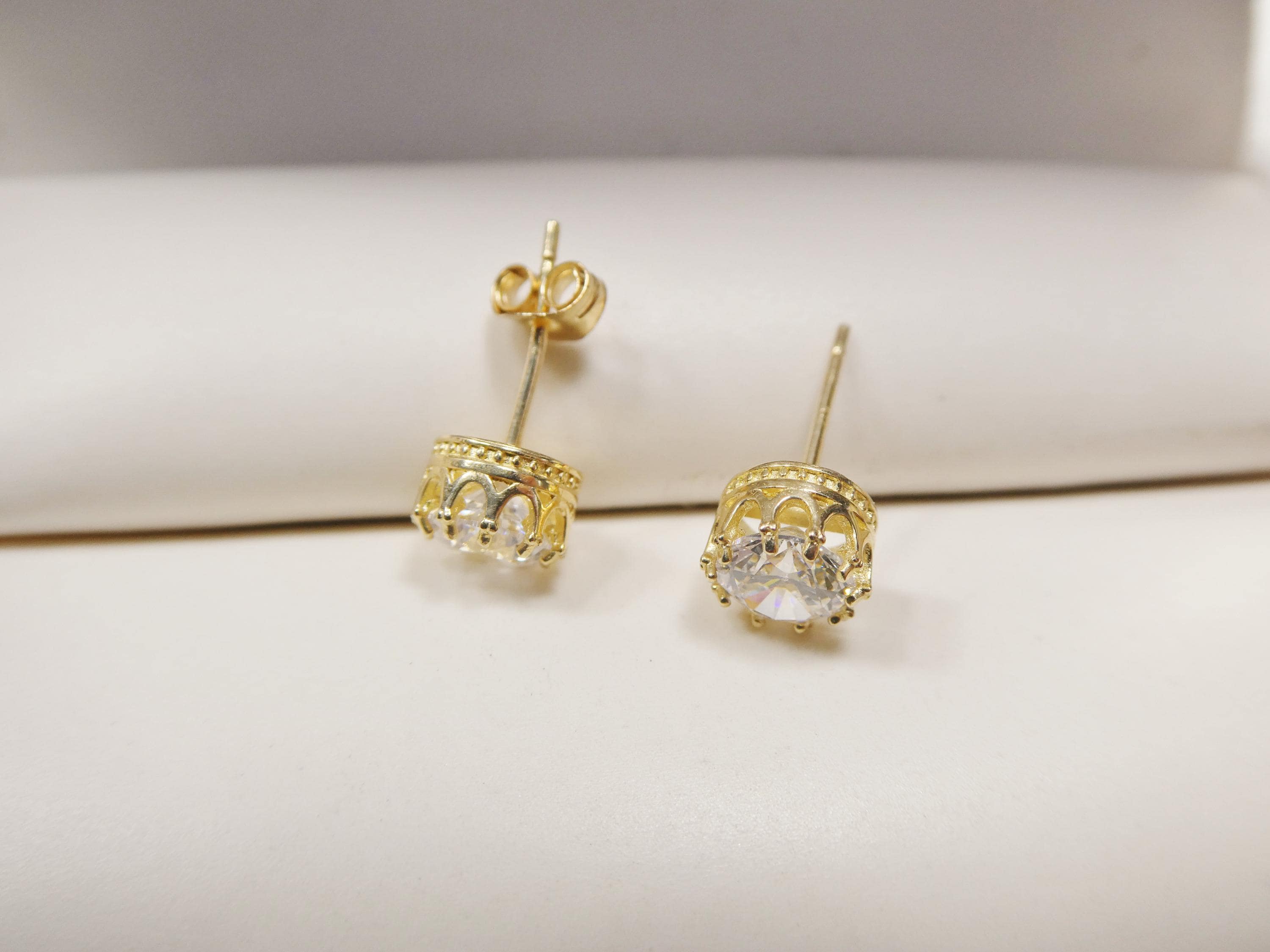 Orecchini A Bottoncino Oro Giallo 9kt – Forma Corona Reale – Timbro 375 – Confezione Regalo - 4