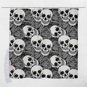 K&ouml;nnte beinhalten: Schwarz-wei&szlig;e Duschvorhang mit einem sich wiederholenden Muster aus Sch&auml;deln und Rosen.
