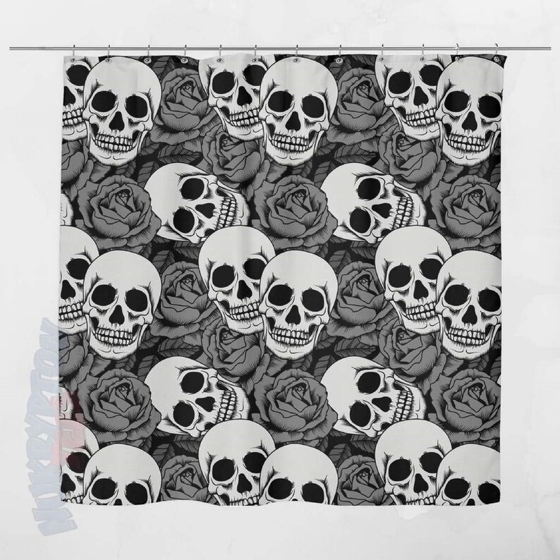 K&ouml;nnte beinhalten: Schwarz-wei&szlig;e Duschvorhang mit einem sich wiederholenden Muster aus Sch&auml;deln und Rosen.