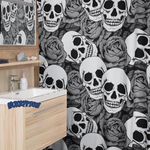 K&ouml;nnte beinhalten: Schwarz-wei&szlig;e Duschvorhang mit Totenkopf- und Rosenmuster. Die Totenk&ouml;pfe sind realistisch gezeichnet und die Rosen sind stilisiert.