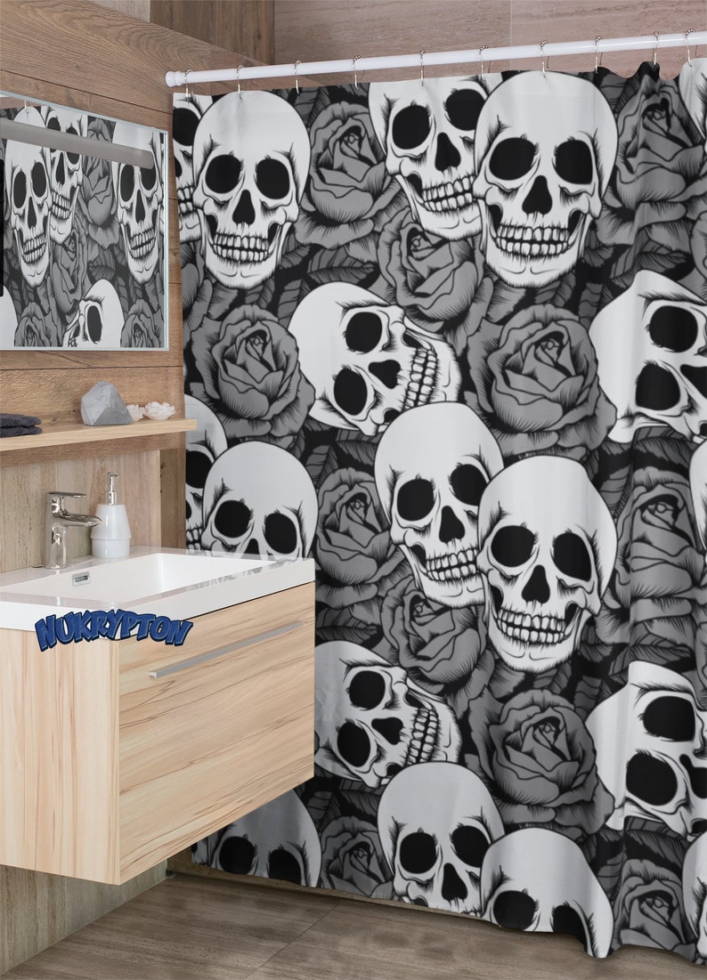 K&ouml;nnte beinhalten: Schwarz-wei&szlig;e Duschvorhang mit Totenkopf- und Rosenmuster. Die Totenk&ouml;pfe sind realistisch gezeichnet und die Rosen sind stilisiert.