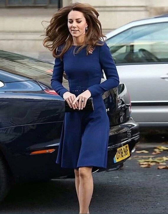 blaues pulloverkleid