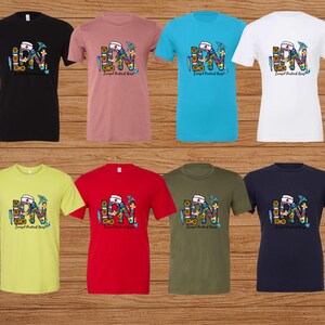 Peut inclure: Un ensemble de dix t-shirts de diff&eacute;rentes couleurs avec un motif graphique des lettres "LPN" compos&eacute; de fleurs color&eacute;es, d'outils m&eacute;dicaux et d'une coiffe d'infirmi&egrave;re. Le texte "Licensed Practical Nurse" est imprim&eacute; sous le graphique.