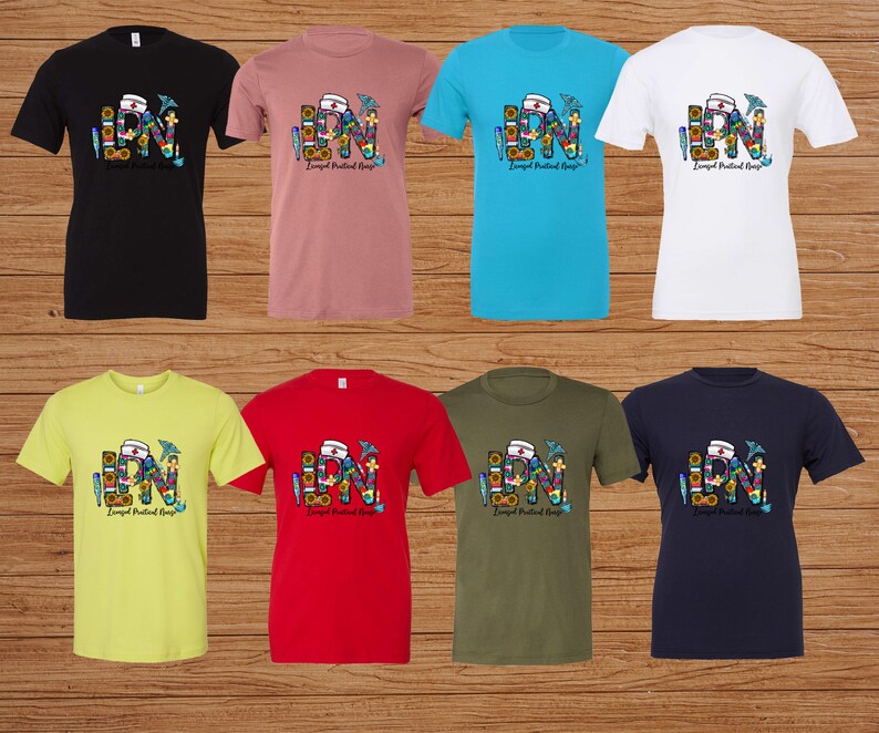 Peut inclure: Un ensemble de dix t-shirts de diff&eacute;rentes couleurs avec un motif graphique des lettres "LPN" compos&eacute; de fleurs color&eacute;es, d'outils m&eacute;dicaux et d'une coiffe d'infirmi&egrave;re. Le texte "Licensed Practical Nurse" est imprim&eacute; sous le graphique.