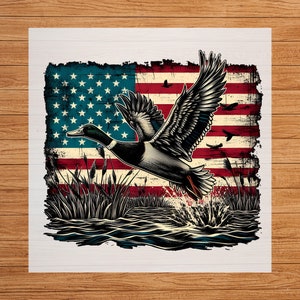 Puede incluir: Ilustración gráfica de un pato en vuelo, con las alas extendidas, emergiendo del agua. El fondo presenta una bandera estadounidense desgastada con rayas rojas y blancas y estrellas azules. También se ven juncos y otras aves.