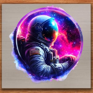 Pode incluir: Impress&atilde;o de arte digital de um astronauta em um traje espacial, em um fundo de nebulosa vibrante. O astronauta &eacute; emoldurado dentro de um c&iacute;rculo roxo brilhante, com o patch da bandeira americana vis&iacute;vel.