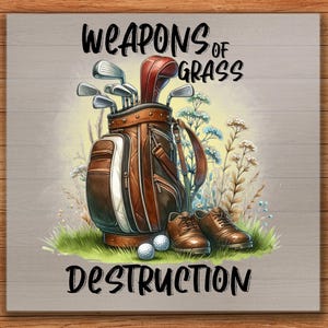 Puede incluir: Ilustración digital de una bolsa de golf con palos, zapatos de golf y pelotas de golf sobre hierba. El texto "WEAPONS OF GRASS" está encima de la bolsa, y "DESTRUCTION" debajo. La bolsa es marrón y blanca.