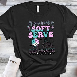 Pode incluir: Camiseta preta com um gr&aacute;fico de voleibol e o texto "Se voc&ecirc; quer um soft serve, pegue um sorvete".