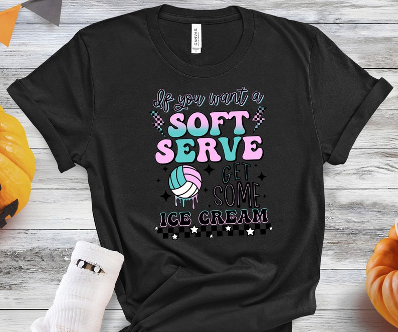 Pode incluir: Camiseta preta com um gr&aacute;fico de voleibol e o texto "Se voc&ecirc; quer um soft serve, pegue um sorvete".