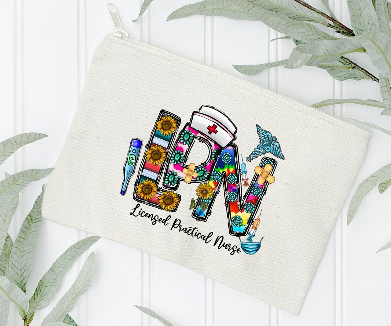 Peut inclure: Une pochette zipp&eacute;e en toile blanche avec un graphique color&eacute; des lettres "LPN" compos&eacute; de divers symboles m&eacute;dicaux et de tournesols. Le texte "Licensed Practical Nurse" est imprim&eacute; sous le graphique.