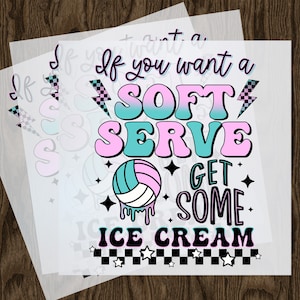 Pode incluir: Uma bola de voleibol branca e azul com um gr&aacute;fico rosa, azul e branco que diz "Se voc&ecirc; quer um soft serve, pegue um pouco de sorvete".