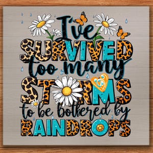 Puede incluir: Un fondo gris con un diseño de estampado de leopardo y el texto "He sobrevivido a demasiadas tormentas para que me molesten las gotas de lluvia". El texto está en color azul turquesa. Hay margaritas blancas y mariposas en la imagen.