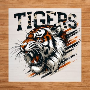 K&ouml;nnte beinhalten: Ein wei&szlig;er Hintergrund mit einer Illustration eines schwarzen und orangefarbenen Tigerkopfes. Der Tiger br&uuml;llt mit offenem Maul. Das Wort "TIGERS" ist in schwarzen Buchstaben &uuml;ber dem Kopf des Tigers geschrieben.
