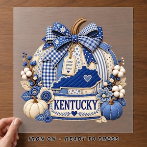 Puede incluir: Una transferencia termoadhesiva con una calabaza grande decorada con patrones azules y blancos, un lazo a cuadros y una etiqueta que dice home sweet home. El contorno azul del estado de Kentucky con un corazón sobre una banda con KENTUCKY.