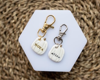 Placa de identificación para perro con forma de calabaza personalizada: placa de identificación para mascota hecha a mano de arcilla polimérica y resina con herrajes dorados o plateados, perfecta para Halloween y otoño