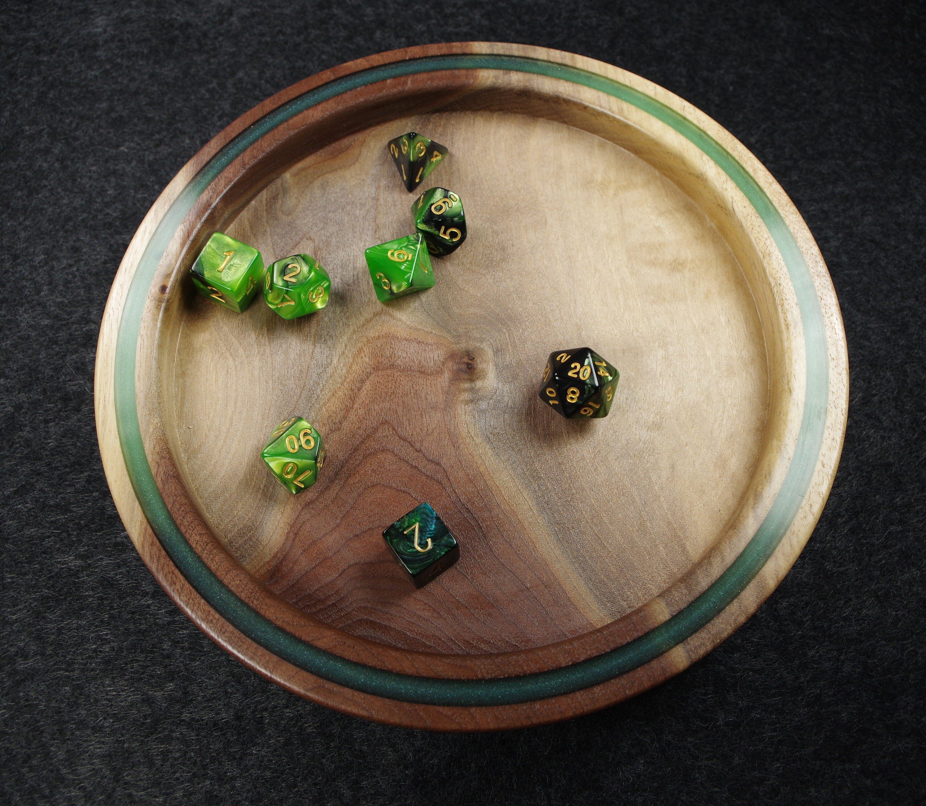 Dice tray made from wood and resin. A great accessory to Etsy.de