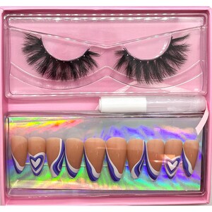 Könnte beinhalten: Eine rosa Box mit falschen Wimpern und künstlichen Nägeln. Die Wimpern sind schwarz und voluminös. Die Nägel sind nude mit einem weißen und blauen Wellendesign und einem Herz.