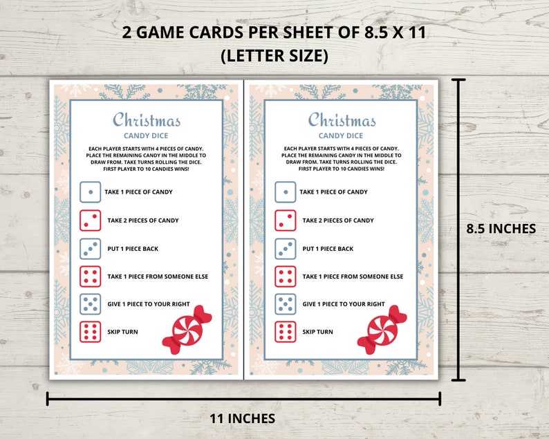 Op de afbeelding: Twee printbare kerst-snoep-dobbelsteen-spelkaarten. Elke kaart heeft een lichtblauwe achtergrond met sneeuwvlokken en een roze rand. De kaarten bevatten instructies voor een spel waarbij spelers om beurten een dobbelsteen gooien en de instructies op de kaart volgen. De instructies omvatten het nemen van snoep, het terugleggen van snoep, het nemen van snoep van iemand anders, het geven van snoep aan de persoon rechts en het overslaan van een beurt. De kaarten zijn 8,5 inch bij 11 inch.
