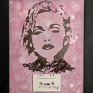 Retrato de Madonna em cassete, feito de fita cassete em painel de tela, pintura rosa com moldura de madeira maciça, obra de arte original