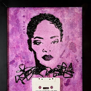 Retrato roxo magenta de Rhianna feito de fita cassete em painel de tela, pintura em aquarela com moldura de madeira maciça, arte original em cassete