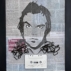 Retrato de Jack Black Cassette, feito de fita cassete em painel de tela, colagem de jornal com moldura de madeira maciça, arte original
